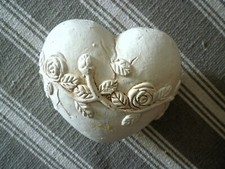 Schönes Herz aus Ton oder Steingut - Grab Dekoration