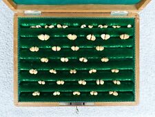 Konvolut aus 34 Paar Schmuck-Grandeln, Hirschgrandeln, Jagdschmuck in Kassette