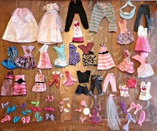 Konvolut Barbie Kleidung, Schuhe und Accessoires für Mattel und Simba