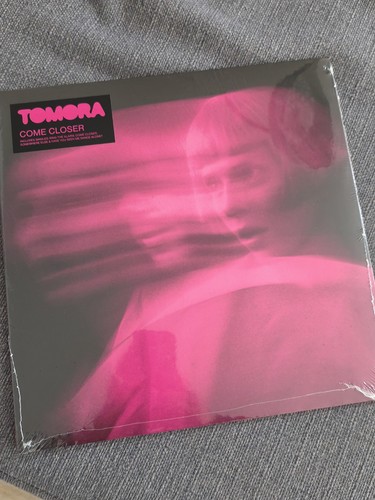 Tomora come closer - come, signed
