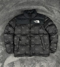 The North Face Nuptse “700“ Daunenjacke | Größe XS | Schwarz Logo Allover