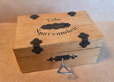 Alte antike Spardose, Sparbüchse, Schatztruhe Holz, mit Beschlägen und Schlüssel