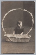 Mädchen blickt durch