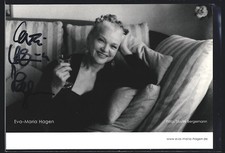 Schauspielerin Eva-Maria Hagen auf einem Sofa, Autograph, Ansichtskarte 
