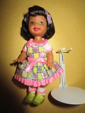 B2065) ORIGINALE BRÜNETTE BARBIE SHELLY MATTEL VOLL BEKLEIDET MIT METALL-STÄNDER