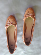 PUMPS / hellbraun mit dezentem Blumenmuster,   Größe 41