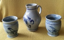 WEINKRUG (BEMBEL) + 2 BECHER - KERAMIK/STEINZEUG -GRAU/BLAU- 0,25 L -SALZGLASUR