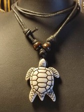 Halskette Schildkröte Surfer Beach Meer Strand aus Kunstharz in weiß am Band