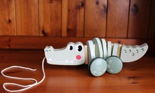 Grünliches Krokodilspielzeug