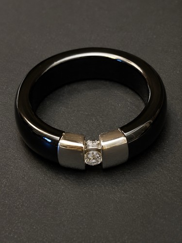 Schwarzer keramikring mit - schwarzer,