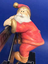 Kletternder Weihnachtsmann aus