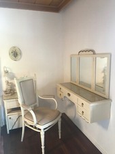 alte Schminkkonsole in gutem