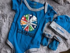 *** CONVERSE BABY SET ***  Junge ***  0-6 Mon *** Baby ** Body Mütze Söckchen