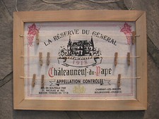 schönes MEMOBOARD "Chateauneuf-du-Pape", Holzrahmen und kleine Klammern