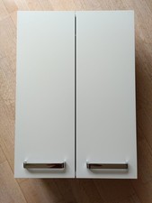 Kleiner Badschrank in weiß (Türen in Hochglanz mit Metallgriffen)