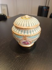 KPM Berlin Kurland Bonboniere / kannelierte Dose in Dekor 73 mit Blumen und Gold