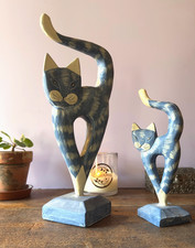 Paar blaue Katzenskulpturen