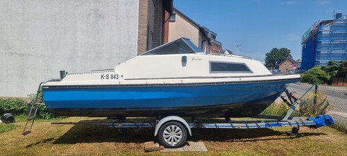 Kajütboot mit trailer und - mit,