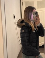 schwarze Moncler Daunenjacke