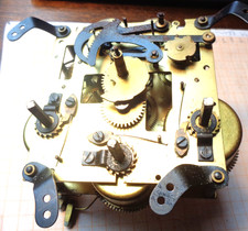 Älteres Tischuhrwerk Westminster Suevia gangbar 10,3 X 10  ca..