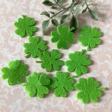 10 hellgrüne Kleeblätter aus