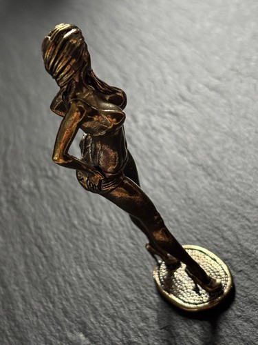 Frauenfigur aus messing - frauenfigur,