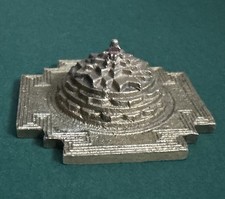 Sri Yantra / Meru Chakra Energiekraftobjekt – Metall - Ca. 6,5 X 6,5 cm Pyramide