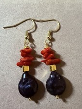 Unikat! Ohrringe mit dunkler Süßwasserperle und kleinen Korallen