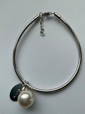 Eva Pfeffinger Omega Armband mit 2 Charm Muschelkernperle und Logozeiochen 925