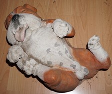 liegender Bulldog aus Kunststoff
