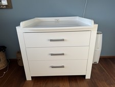 Zeitlos weiße Wickelkommode