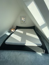 Designerbett mit Leder schwarz/weiß und LED einstellbar.