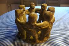 Freundeskreis  mit 7 Figuren Handarbeit Fundstück 3,7kg schwer 20 cm Höhe /23cm 