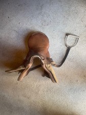 Sattel für Holzpferd mit Steigbügel in hellbraun