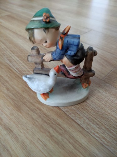 Goebel hummel junge auf - junge, zaun