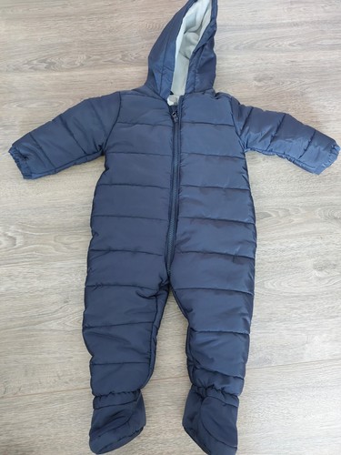 Dunkelblauer schneeanzug von - schneeanzug,