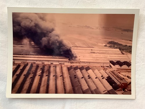 Rauch weht von einem brand - rauch,