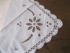 Edle weiße Mitteldecke