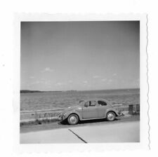 VW Käfer Faltdach Auto Straßenrand Meer See Wolken Oldtimer Vintage Foto 