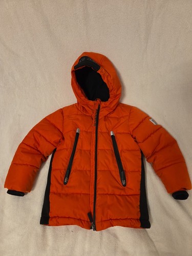 Rote winterjacke mit kapuze - rote,