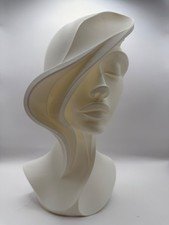 Frauenbüste mit Sidecut