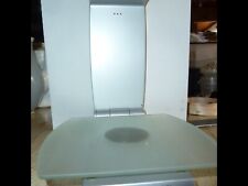 Eine silberne Haushaltswaage mit Glasteller