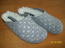 NEU Laura Torelli Filz Pantoffeln Hausschuhe Schuhe Gr. 38 / 37,5 / 37 Sterne