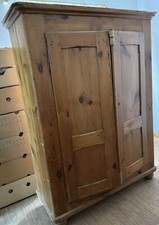 Massiver Kleiderschrank mit Geheimfach