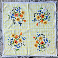 ? Tischdecke 75x75 cm Baumwolle gelb/weiß kariert - aufwendige Stickereien ?