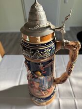 Großer, alter  RELIEF-BIERKRUG mit Zinndeckel