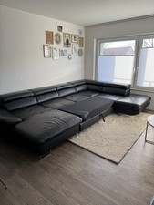 Couch ist aus Echtleder, Vier