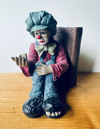 Gilde sitzende clown - sitzende, clown-figur