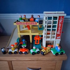 VINTAGE FISHER PRICE GARAGE, KOMPLETT mit vielen EXTRA AUTOS & PERSONEN