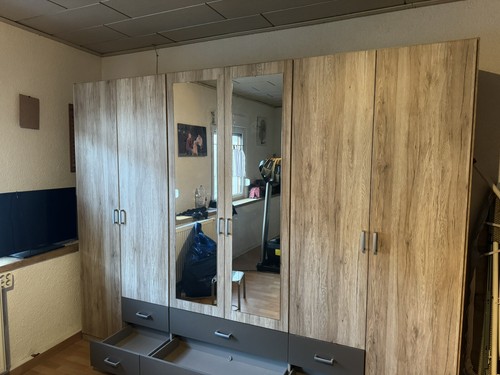 Kleiderschrank